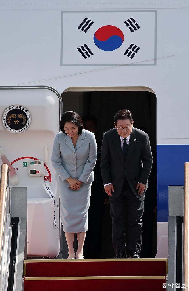 이재명 대통령과 부인 김혜경 여사가 22일 경기 성남 서울공항에서 공군 1호기에 탑승 전 인사를 하고 있다. 이 대통령은 유엔총회 참석차 미국 뉴욕으로 출국해 한국 정상 최초로 안전보장이사회(안보리) 공개 토의를 주재한다. 대통령실사진기자단 2025.09.22 송은석 기자 silverstone@donga.com