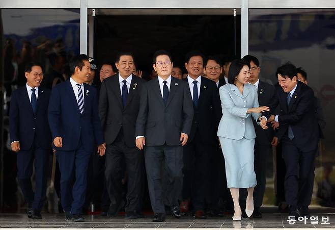 이재명 대통령과 부인 김혜경 여사가 22일 경기 성남 서울공항에서 공군 1호기로 향하고 있다. 이 대통령은 유엔총회 참석차 미국 뉴욕으로 출국해 한국 정상 최초로 안전보장이사회(안보리) 공개 토의를 주재한다. 대통령실사진기자단 2025.09.22