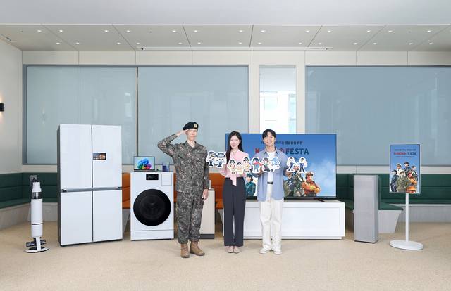 삼성전자 모델이 군인?경찰?소방?교정 공무원 등을 대상으로 풍성한 혜택을 제공하는 ‘K-히어로 페스타’를 소개하고 있다. 삼성전자 제공