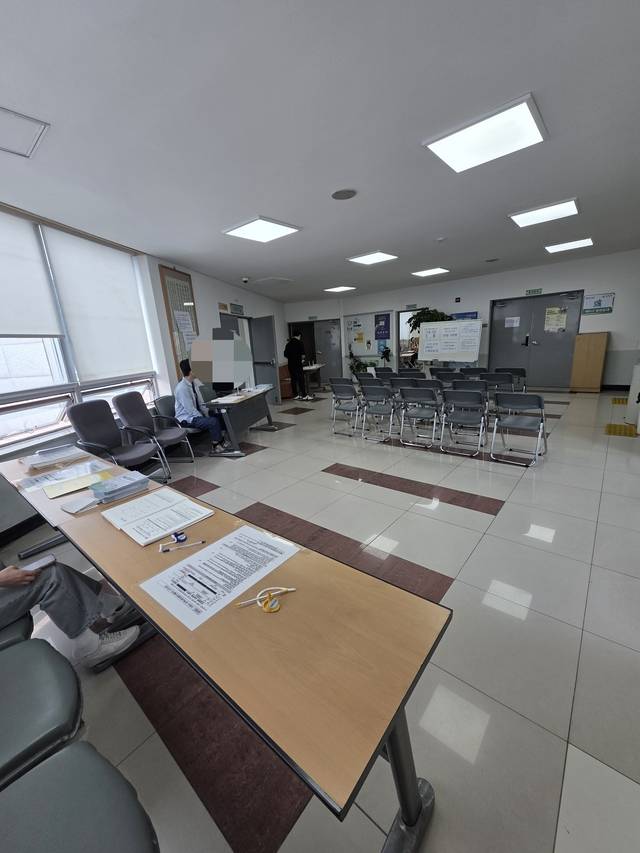 2차 민생회복 소비쿠폰 신청일인 22일 서울 강서구 염창동 주민센터 내 민생회복 소비쿠폰 신청자 대기 공간이 한산하다. [사진= 김수연기자]