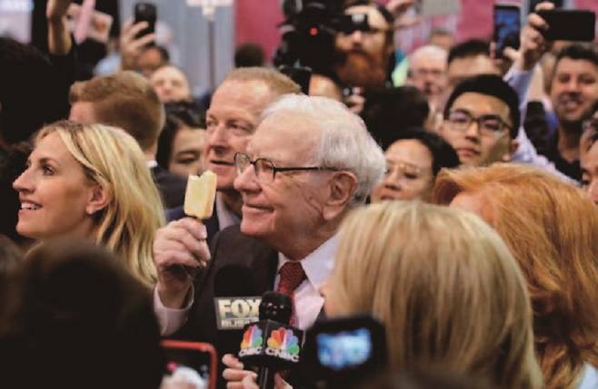 워런 버핏이 2020년 5월 미국 네브래스카주 오마하에서 열린 버크셔 해서웨이 주주총회에서 주주들과 함께 전시장을 구경하고 있다. /사진 로이터연합