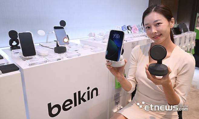 모바일 액세서리 브랜드 벨킨이 Qi2 25W 인증을 획득한 차세대 무선 충전 솔루션  '25W 울트라차지' 시리즈 3종을 공개했다. 모델이 신제품을 소개하고 있다. 박지호기자 jihopress@etnews.com