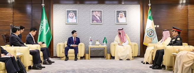 안규백 국방부 장관이 21일(현지시간) 사우디아라비아 리야드에서 압둘라 빈 반다르 사우디 국가방위부 장관과 회담하고 있다. 국방부 제공