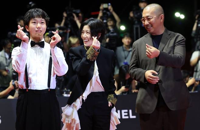 배우 타카타 만사쿠(왼쪽부터)와 심은경, 미야케 쇼 감독이 지난 17일 부산 해운대구 영화의전당에서 열린 ‘제30회 부산국제영화제(BIFF)' 개막식에 참석해 레드카펫을 밟고 있다. 뉴스1