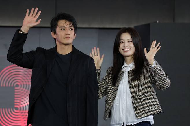 넷플릭스 시리즈 '로맨틱 어나니머스' 배우 한효주와 오구리 슌이 지난 20일 부산 해운대구 영화의전당 BIFF 야외무대에서 제30회 부산국제영화제 무대인사를 하고 있다. 뉴시스
