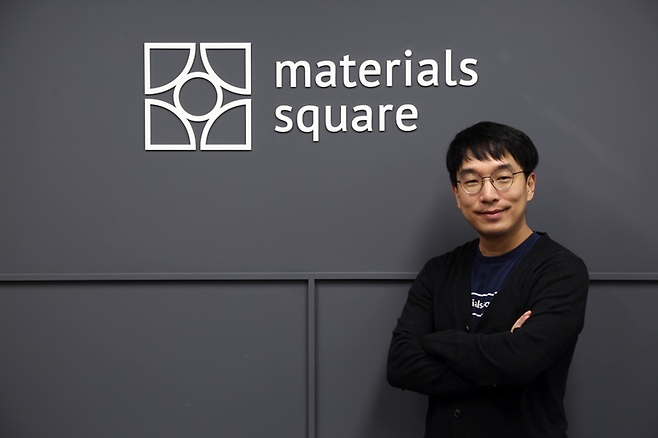 이민호 버추얼랩 대표가 시뮬레이선 플랫폼 '머터리얼스 스퀘어' 로고 앞에서 포즈를 취하고 있다. 버추얼랩 제공