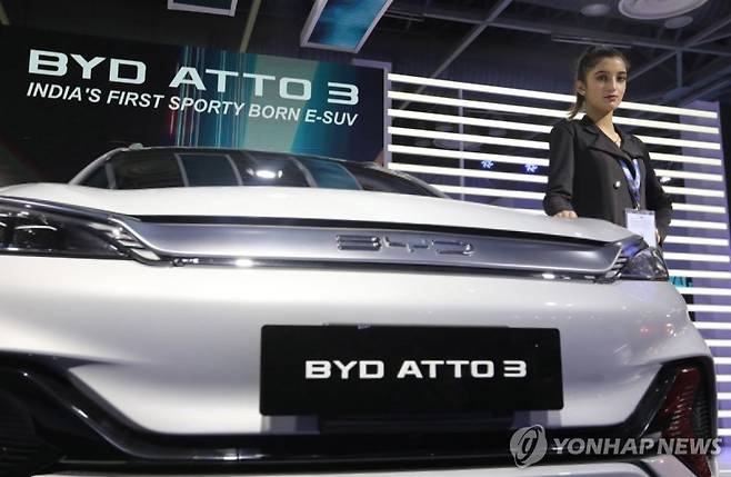 지난 10일 인도 오토쇼에 선보인 중국 전기차 BYD. 연합뉴스