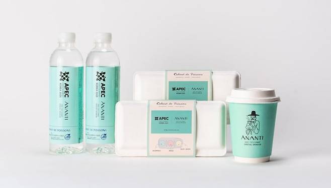 아난티가 '2025년 APEC CEO Summit'에 공급하는 친환경 생수와 커피, 객실 어매니티. 아난티 제공