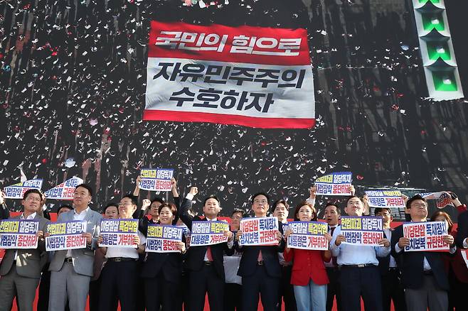 국민의힘 장동혁 대표와 송언석 원내대표 등 국민의힘 관계자들이 21일 대구 동구 동대구역 광장에서 열린 \'\'야당탄압·독재정치 국민 규탄대회\'\'에 참가해 여당 규탄 피켓을 들고 있다. 연합뉴스