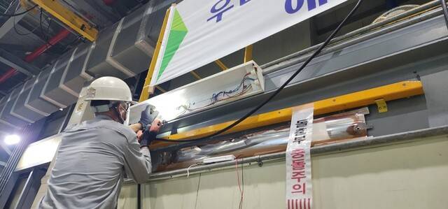 지난달 19일 김종수씨가 HD현대중공업 울산조선소 사무동의 조명등 신규 설치작업을 하고 있다. 하이서비스 제공