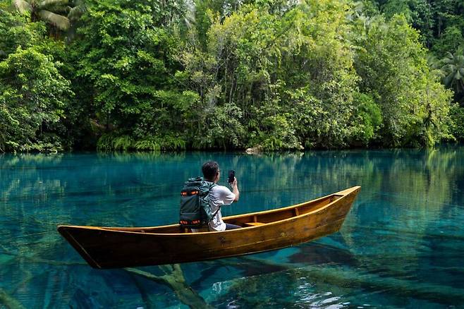 머스크는 “2년 안에 새로운 칩을 통해 지역 통신사 없이도 휴대폰을 스타링크 위성에 직접 연결해 어디서든 동영상을 시청할 수 있게 할 것”이라고 말했다. 스페이스엑스 제공