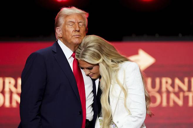 도널드 트럼프 미국 대통령이 21일(현지시각) 애리조나주 글렌데일 스테이트팜 스타디움에서 열린 극우 청년 활동가 찰리 커크 추모식이 끝난 뒤, 고인의 부인 에리카 커크를 안아주고 있다. 글렌데일/AP 연합뉴스