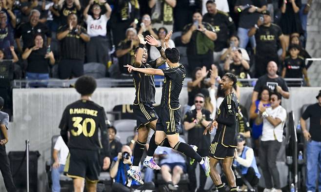 손흥민(7번·LAFC)이 22일(한국시각) 미국 캘리포니아주 로스앤젤레스(LA) 비엠오(BMO) 스타디움에서 열린 레알 솔트레이크와 2025 미국프로축구 메이저리그사커(MLS) 정규리그 안방 경기에서 자신의 도움으로 골을 넣은 데니스 부앙가(가운데 왼쪽)와 세리머니를 하고 있다. 로스앤젤레스/ 이매진 이미지 연합뉴스