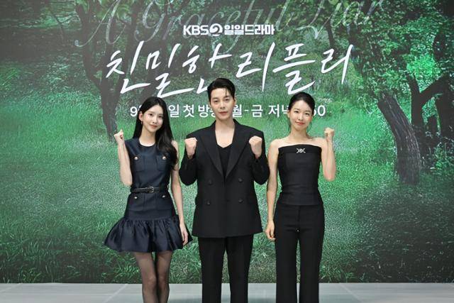 22일 KBS2 '친밀한 리플리' 제작발표회가 온라인으로 진행됐다. 자리에는 손석진 감독을 비롯해 이시아 이일화 이승연 최종환 설정환 한기웅 이효나가 참석했다. '친밀한 리플리'는 고부 관계로 만난 모녀 리플리가 건향가를 차지하기 위해 거짓말 전쟁을 하는, 발칙하면서도 눈물겨운 인생 역전 분투기를 그리는 드라마다.