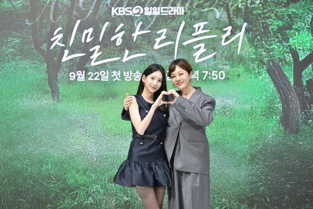 22일 KBS2 '친밀한 리플리' 제작발표회가 온라인으로 진행됐다. 자리에는 손석진 감독을 비롯해 이시아 이일화 이승연 최종환 설정환 한기웅 이효나가 참석했다. '친밀한 리플리'는 고부 관계로 만난 모녀 리플리가 건향가를 차지하기 위해 거짓말 전쟁을 하는, 발칙하면서도 눈물겨운 인생 역전 분투기를 그리는 드라마다.