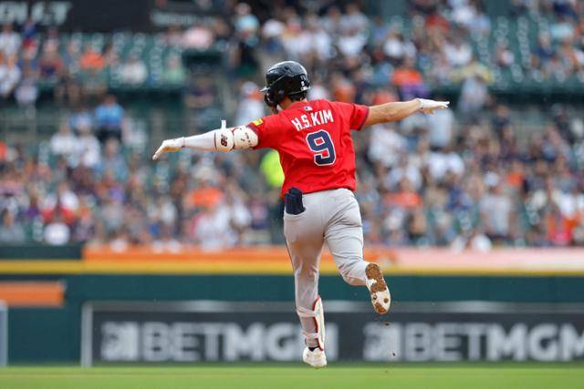 김하성이 22일 미국 미시간주 디트로이트 코메리카파크에서 열린 메이저리그 디트로이트와 원정 경기에서 홈런을 친 뒤 달려나가고 있다. 디트로이트=AFP 연합뉴스