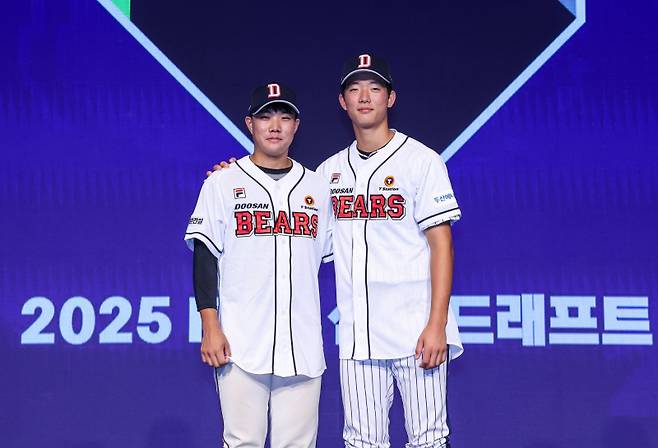 2025 KBO 신인 드래프트에서 각각 1,2라운드로 지명된 박준순(왼쪽)과 최민석. 두산 제공