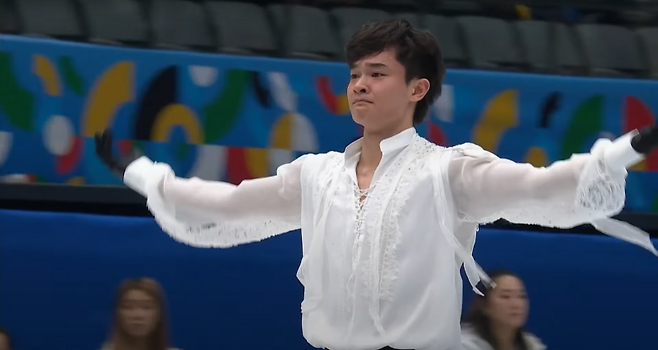 피겨 김현겸이 21일 중국 베이징에서 열린 2026 밀라노-코르티나담페초 동계 올림픽 추가 예선전 퀄리파잉 남자 싱글 프리스케이팅 연기를 마친 뒤 눈물을 흘리고 있다. 사진=ISU Skating 유튜브 갈무리
