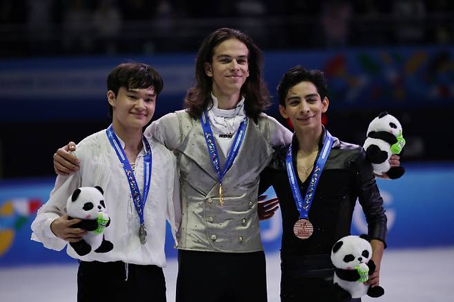 <yonhap photo-6163=""> epa12395281 Petr Gumennik of Russia, gold medallist (C), Kim Hyungyeom of South Korea, silver medallist (L) and Donovan Carrillo of Mexico, broze medallist (R), stand at the medal ceremony of the Men Free Skating program during the ISU Skate to Milano Figure Skating Qualifier 2025 in Beijing, China, 21 September 2025. EPA/ANDRES MARTINEZ CASARES/2025-09-21 21:15:53/ <저작권자 ⓒ 1980-2025 ㈜연합뉴스. 무단 전재 재배포 금지, AI 학습 및 활용 금지></yonhap>