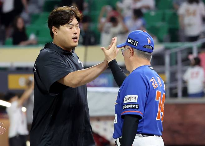 2024 KBO리그 프로야구 SSG랜더스와 한화이글스의 경기가 18일 오후 인천SSG랜더스필드에서 열렸다.7-1 승리로 주말 3연승을 거둔 한화 김경문 감독이 경기 후 승리 투수 류현진과 하이파이브를 하고 있다. 인천=김민규 기자 mgkim1@edaily.co.kr /2024.08.18/