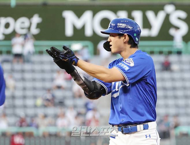 2025 KBO리그 프로야구 SS G랜더스와 삼성 라이온즈의 경기가 7일 오후 인천SSG랜더스필드에서 열렸다. 4회초 2사 만루 구자욱이 2타점 적시타를 치고 출루해 기뻐하고 있다. 인천=김민규 기자 /2025.08.07/