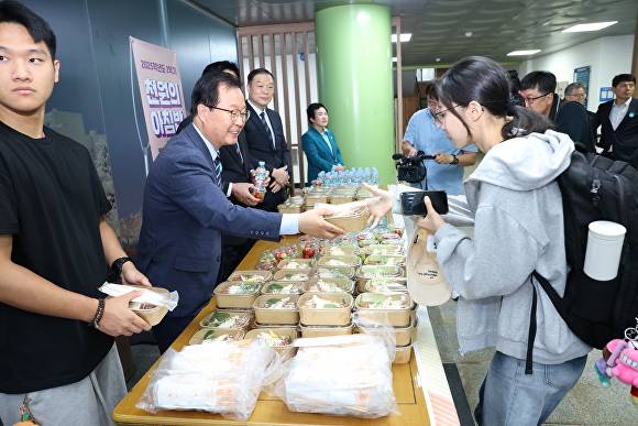 유희태 군수가 우석대학교에서 천원의 아침밥 배식을 하고 있다. [사진=완주군 ]