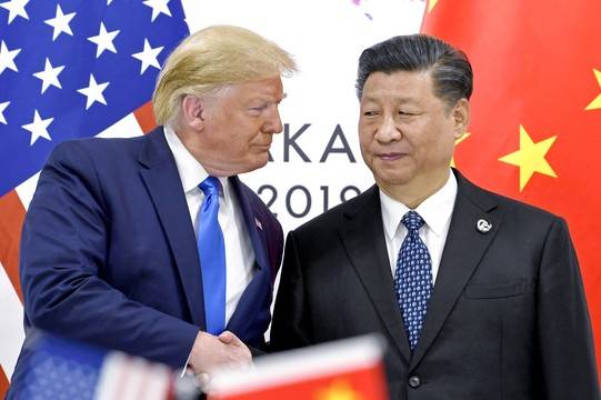 지난 2019년 6월 일본 오사카에서 열린 주요 20개국(G20) 정상회의를 계기로 만난 도널드 트럼프 미국 대통령과 시진핑 중국 국가주석이 악수하는 모습. [AP=연합뉴스]