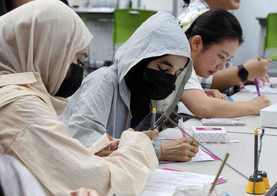 지난 8월 부산 벡스코 제2전시장에서 ‘2025 외국인 유학생 채용박람회’가 열렸다. 행사장을 찾은 외국인 유학생들. [중앙포토]