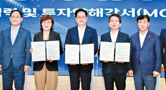 한국동서발전 권명호 사장(가운데)이 ‘영주시 무탄소 전원 개발사업 업무협약’ 기념 촬영을 하고 있다. [사진 한국동서발전]