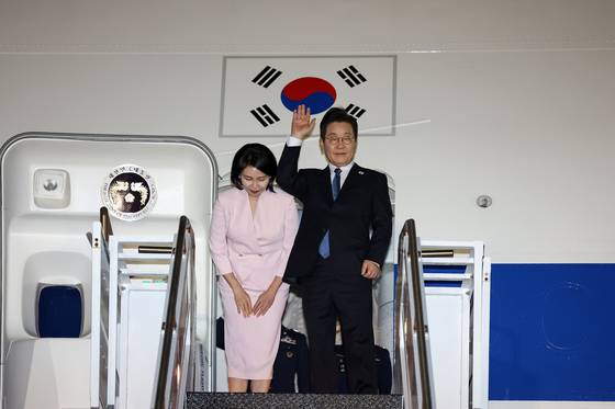 이재명 대통령과 김혜경 여사가 지난달 26일(현지시간) 필라델피아 국제공항에서 귀국길에 오르며 공군 1호기 탑승 전 인사를 하고 있다. 대통령실사진기자단