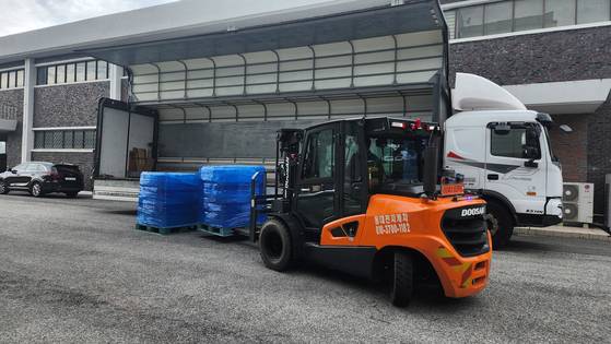 대전시 상수도사업본부는 최근 극심한 가뭄이 이어지고 있는 강원 강릉시에 수돗물을 긴급 지원했다 사진은 강릉에 생수를 전달하는 모습. 연합뉴스