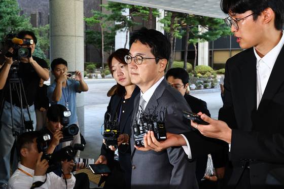 심우정 전 검찰총장이 21일 서울고등검찰청에 마련된 내란 특검 사무실에 피고발인 신분으로 조사를 받기 위해 출석하고 있다. 김종호 기자