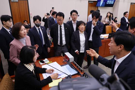 나경원 국민의힘 의원이 22일 서울 여의도 국회 법제사법위원회에서 열린 검찰개혁 입법청문회에서 퇴장 명령을 한 추미애 위원장에게 항의하고 있다. 뉴스1