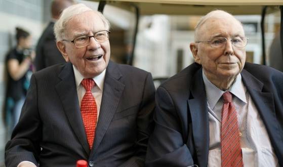 워런 버핏 버크셔해서웨이 회장과 생전의 찰리멍거 부회장(오른쪽). 중앙포토