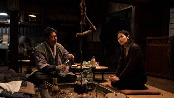 심은경 배우(오른쪽)와 ‘용의자 X의 헌신’(2008)에 출연한 쓰쓰미 신이치(堤 真一)가 함께 겨울 편을 이끌어나간다. 여름 편엔 ‘썸머 필름을 타고’(2021), ‘나미비아의 사막’(2024) 주연 카와이 유미(河合優実), 애플티비 시리즈 파친코(2022)에서 청년 모자수를 연기한 타카다 만사쿠(髙田万作)가 등장한다. 사진 엣나인필름