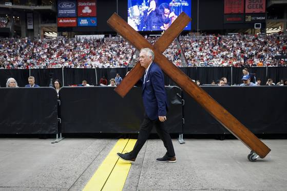 현지시간 21일 미국 애리조나주 글렌데일에서 열린 정치 운동가 찰리 커크의 공개 추모식에 앞서 스테이트 팜 스타디움으로 나무 십자가가 옮겨지고 있다. EPA=연합뉴스