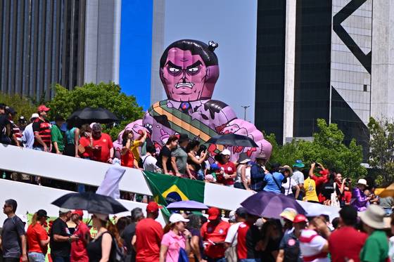 21일(현지시간) 브라질의 수도 브라질리아에서 시민들이 하원의회가 의결한 자이르 보우소나르 전 대통령에 대한 사면 법안에 반대 하는 시위에 참여하고 있다. [EPA=연합뉴스]