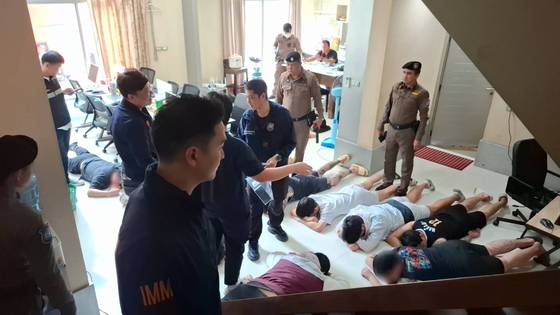 지난 6월 21일 태국 파타야 리조트에서 사기 조직원을 검거하는 모습. 사진 서울경찰청
