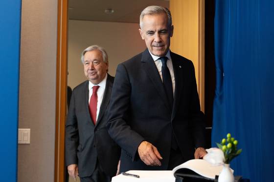 마크 카니(오른쪽) 캐나다 총리가 21일(현지시간) 미국 뉴욕 유엔본부에서 회담에 앞서 안토니우 구테흐스 유엔 사무총장(왼쪽)과 함께 입장해 방명록을 적고 있다. EPA=연합뉴스