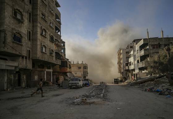 21일(현지시간) 가자시티에서 이스라엘군 공습 이후 먼지가 일고 있다. EPA=연합뉴스