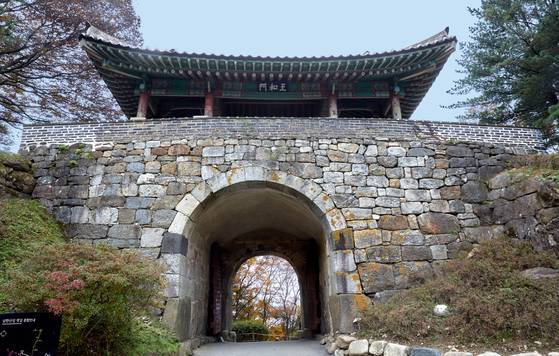 인조가 남한산성에 들어올 때 통과한 남문. 남한산성 사대문 중 유일하게 현판이 남아있다. [중앙포토]