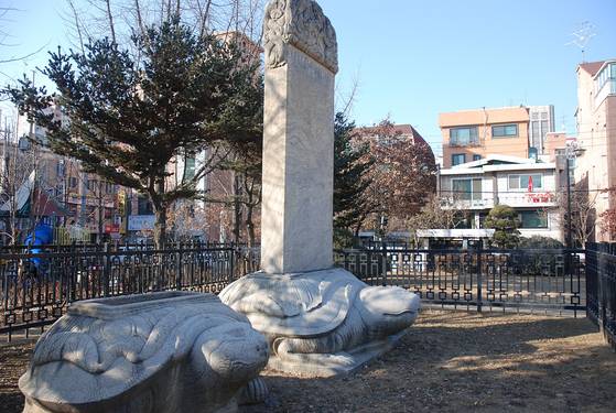 청에 패배해 굴욕적인 강화협정을 맺고, 청 태종의 요구에 따라 그의 공덕을 적은 삼전도비. 조선 인조 17년(1639)에 세워진 비석으로 높이 3.95m, 폭 1.4m다. [중앙포토]
