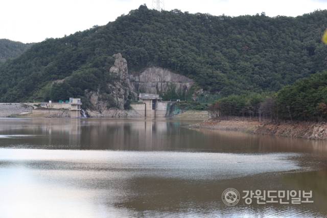 ▲ 소방·군 등의 운반 급수와 장대비로 강릉 오봉저수지의 저수율이 21일 55%까지 올라, 최악 가뭄 해갈에 대한 지역사회의 기대가 크다. 황선우 기자