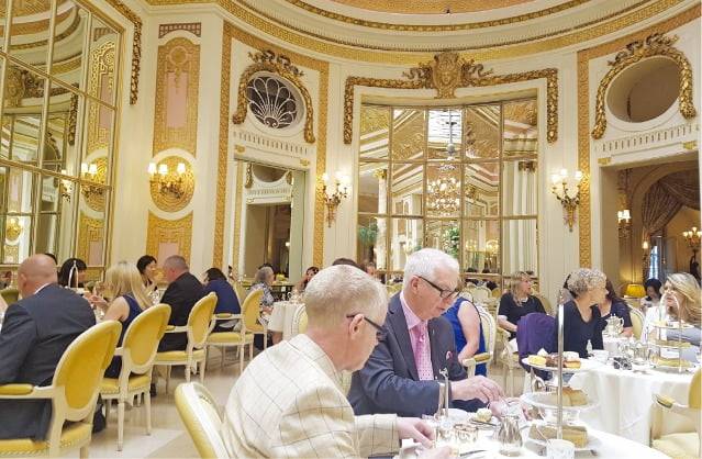 영국 런던에 있는 ‘더리츠 팜코트’에서 애프터눈티를 즐기는 사람들. /고윤상 기자