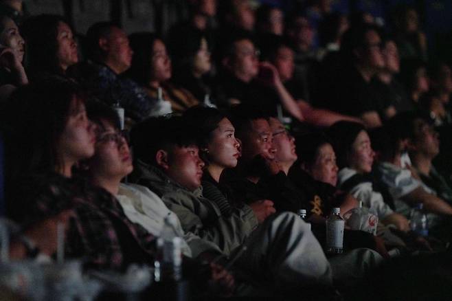 중국 헤이룽장성 북동부 하얼빈의 한 영화관에서 영화 731을 관람 중인 중국인들. /사진=XINHUA