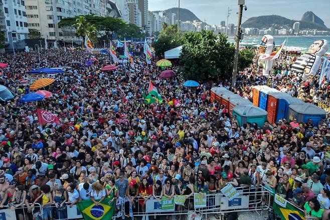 21일 브라질 리우데자네이루에서 자이르 보우소나루 전 대통령의 사면 가능성을 높이는 법안에 반대하는 시위가 열리고 있다. AFP연합뉴스