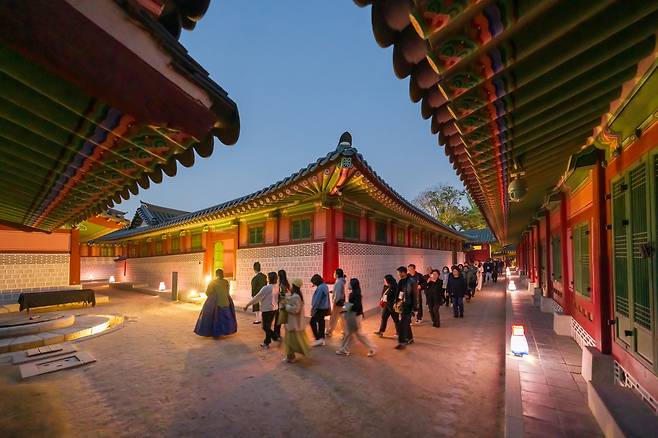 올해 상반기 ‘경복궁 별빛야행’ 참가자들이 전문해설사의 안내로 경내를 둘러보고 있다. 국가유산청 제공