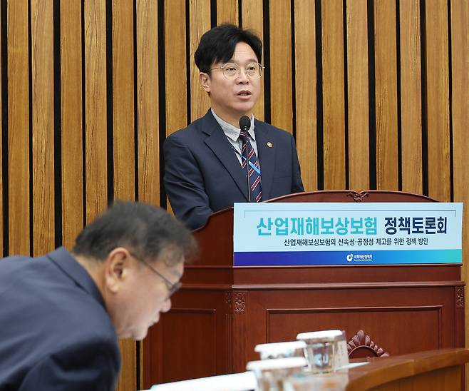 22일 서울 여의도 국회에서 열린 산업재해보상보험 정책토론회에서 김영훈 고용노동부 장관이 발언하고 있다. 연합뉴스