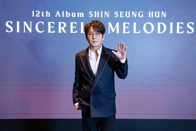 가수 신승훈이 22일 서울 강남구 노보텔 앰배서더에서 정규 12집 <SINCERELY MELODIES> 발매 기념 기자간담회를 열고 인사하고 있다. 도로시컴퍼니 제공