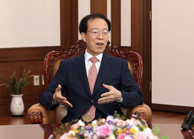 이석연 국민통합위원회 위원장이 22일 국회의장 집무실에서 우원식 국회의장을 예방해 환담하고 있다. 국민통합위원회 제공